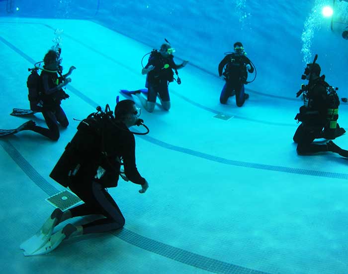 scuba-diver-pool-vip-diving-dubai